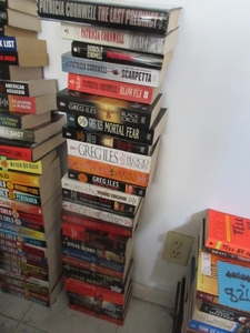 lot 827 image: LARGE LOT OF PAPERBACK BESTSELLERS