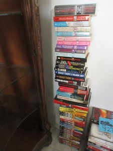 lot 828 image: LARGE LOT OF BEST SELLERS INCLUDING VINCE FLYNN, LEE CHILD AND MORE
