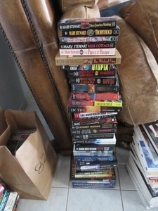 lot 829 image: LARGE LOT OF BEST SELLERS IN PAPERBACK