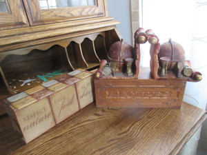 lot 839 image: WOODEN RECIPE BOX, BOOK ENDS AND A STORAGE BOX