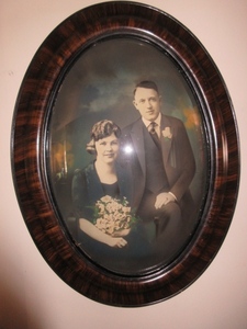 lot 925 image: ANTIQUE TIGER WOOD FRAME WITH BUBBLE GLASS AND HAND TINTED PHOTO
