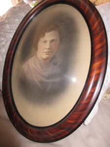 lot 928 image: ANTIQUE TIGER WOOD FRAME WITH BUBBLE GLASS AND HAND TINTED PHOTO