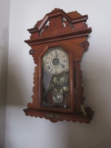 lot 929 image: ANTIQUE INGRAHAM & CO. MANTLE CLOCK WITH KEY