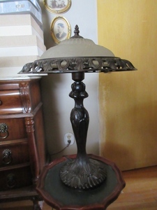 lot 401 image: ART DECO STYLE TABLE LAMP