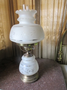 lot 402 image: TALL HURRICANE STYLE LAMP