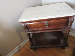 lot 110 image: PULASKI HERITAGE COLLECTION NIGHT TABLE WITH FAUX MARBLE TOP