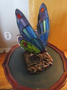 lot 407 image: QUOIZEL STAINED GLASS BUTTERFLY LAMP