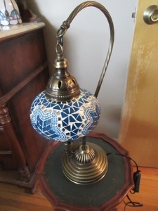 lot 410 image: MOSAIC TABLE LAMP WITH ANTIQUE BRASS BASE