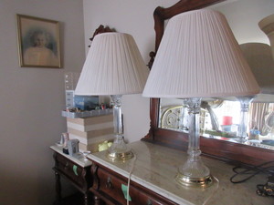 lot 412 image: A PAIR OF CANDLESTICK STYLE CLEAR GLASS TABLE LAMPS