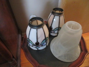 lot 414 image: FROSTED GLASS AND STAINED GLASS LAMPSHADES