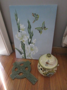 lot 943 image: BUTTERFLIES, DRAGONFLIES AND A CERAMIC CROSS ART