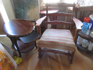 lot 113 image: SOLID WOOD VINTAGE ROCKER WITH END TABLE