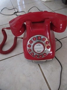 lot 418 image: VINTAGE, RED CLASSIC, PUSH BUTTON  PHONE III