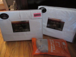 lot 303 image: NEW QUEEN SHEET SETS AND NEW COMFORT CARE PILLOW CASES