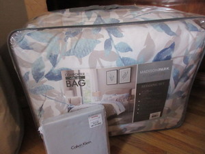lot 305 image: BRAND NEW QUEEN COMFORTER AND CALVIN KLEIN STANDARD PILLOW CASES