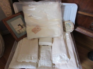 lot 309 image: ELEGANT GUEST BATH TOWELS AND ACCESSORIES