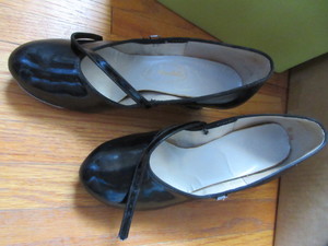 lot 505 image: GENTLY USED,  GENUINE LEATHER LA MENDOLA 4 STAR TAPPER
