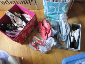 lot 507 image: LARGE BIN OF MOSTLY NEW SANDALS