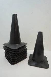 10 black cones