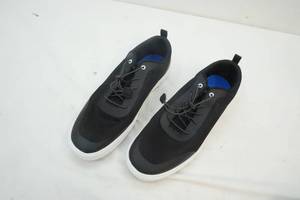 Black tennis shoes