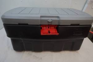 Rubbermaid storage bin