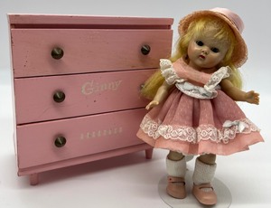 lot 11 image: Vintage Ginny Doll with Ginny Dresser