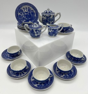lot 41 image: Vintage Childs Tea Set Blue Willow - Made in Japan