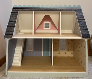 lot 95 image: Classic Bungalow Doll House
