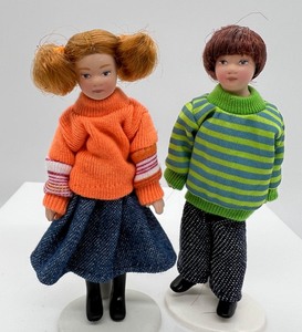 lot 151 image: Miniature Dollhouse People - Boy & Girl