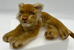 lot 181 image: Vintage Steiff Mohair Lion