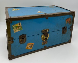 lot 196 image: Vintage Educational Plaything Doll Trunk