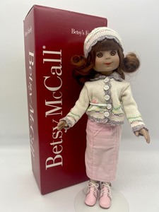 lot 204 image: Tonner Betsy McCall - 2003 - SWEATER STYLING Doll