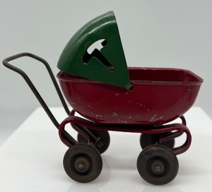 lot 223 image: Vintage 1930s Wyandotte Toy Baby Carriage Pram - Red and Green