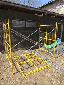 lot 27 image: 2 Section Lot of Scaffolding with Braces