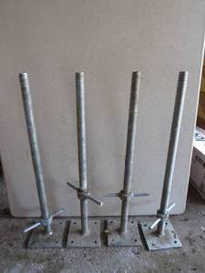 lot 33 image: Set of 4 Scaffolding Leveling Jacks