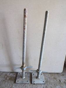 lot 35 image: Set of 2 Scaffolding Leveling Jacks