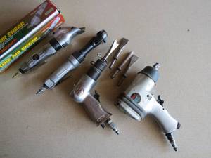 lot 51 image: 4 Piece lot of Air tool with 4 Chisels