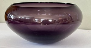 lot 15 image: Craig Campbell Handblown Amethyst Glass Bowl