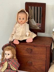 lot 95 image: Vintage Doll Dresser and Dolls