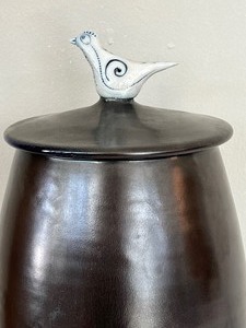 lot 39 image: Handmade Bob and Cheryl Husby Artisan Lidded Urn