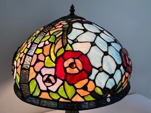 lot 2 image: Beautiful Vintage Stained Glass Footed Table Lamp