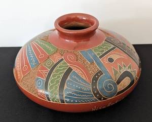 lot 44 image: Colorful Nicaraguan Pottery Vase by Nelson Potosme