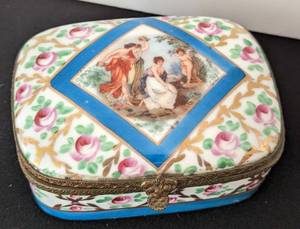 lot 75 image: Assorted Porcelain Trinket Boxes