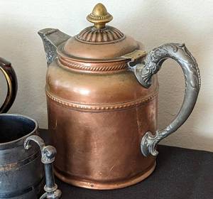 lot 108 image: Assorted Vintage Teapots and Cups
