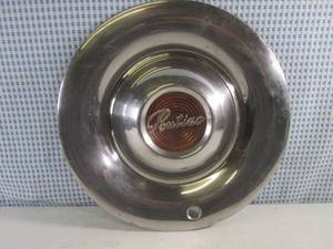 lot 274 image: (EC1) Vintage Pontiac Hub Cap 15 1...