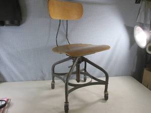 lot 320 image: (EW7) Vintage Metal and Wood SeatB...