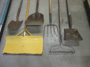 lot 345 image: (B-1) Yard and Garden Tools - Shove...