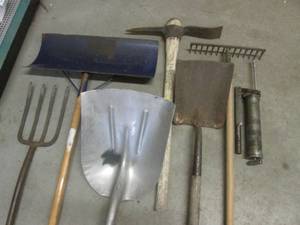lot 346 image: (EW2) Yard and Garden Tools Grease ...