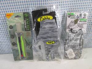 lot 13 image: (H-2) Mr. Crappie Fish Pick and 2 P...