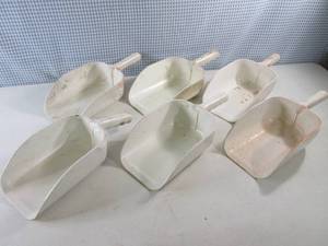 lot 147 image: (EC1) Lot of 6 Plastic Scoops 15 O...
